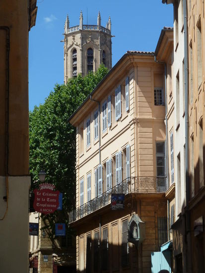 auf dem weiteren Weg durch die rue Gaston-de-Saporta fällt der Blick bereits auf den Turm der Kathedrale St-Saveur