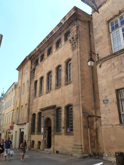 vorbei an Museen und weiteren Stadt-Villen