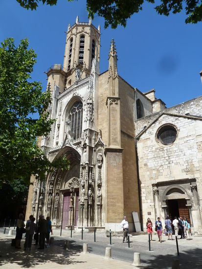 zur Kathedrale St-Saveur