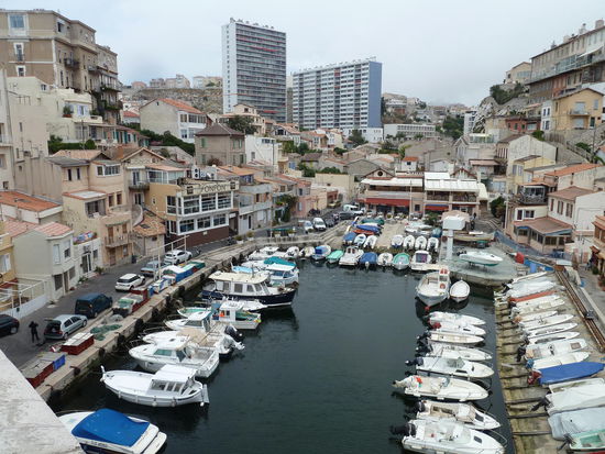 das Restaurant liegt in einer winzigen Bucht unterhalb der Brücke
