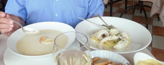 ich bleibe natürlich bei meiner Absicht - nur die Wahl ist schwer: nehme ich Bourride oder Bouillabaisse? - man sieht's: es ist die weiße Bourride - man benötigt richtig viel Platz auf dem Tisch für Suppe, Fischteller, Baguette, Aioli und Wein