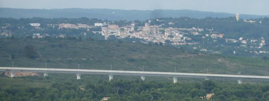 bereits gestern von Ventabren aus gesehen - die mehrere Kilometer lange TGV-Brücke über das Arc-Tal