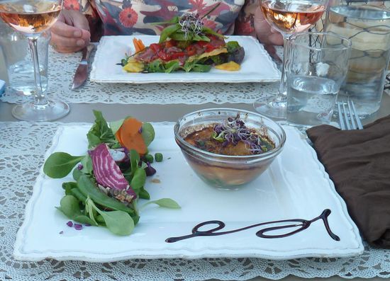 Vorspeisen: Casserole de palenques (kleine Jakobsmuscheln) (unten),
Carpaccio de boeuf auf einer Parmesankruste, jeweils mit Salat (oben).
