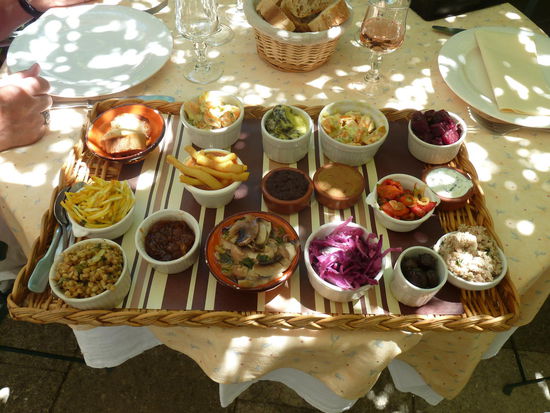 brandade de morue - Sellerie Julienne - confit d'oignons - Möhren in Basilikummajonaise - calamares frites - Graupen - champignons in Öl/Essig - tapenade von schwarzen Oliven - escargots in Kräutermajonaise - Rotkohl mit anchovis - hummus - rote Bete - Peperoni mit Knoblauch und Koriander - schwarze Oliven - Kräuterfrischkäse mit Estragon - Thunfisch mit Schalotten und Petersilie - Crottin mit Salat und Pinienkernen