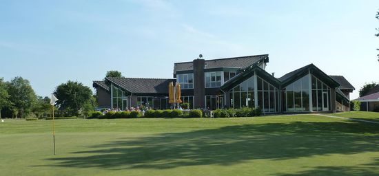 recht großes komfortables Clubhaus