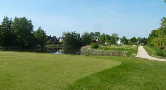 dumm, dass die Kanäle immer in das Fairway hineinragen