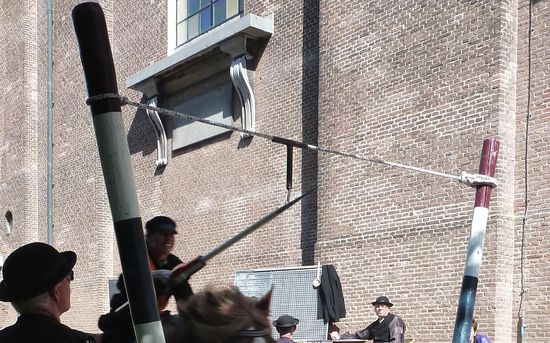 Der Reiter versucht vom ungesattelten Pferd mit der Lanze den Ring zu treffen. Hier war er erfolgreich!