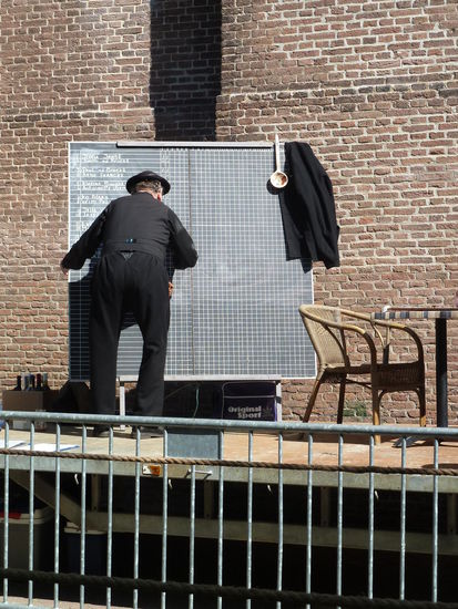 Auf einer Tafel werden alle Ergebnisse festgehalten - bei Gleichstand gibt es Stechen mit immer kleiner werdenden Ringen!