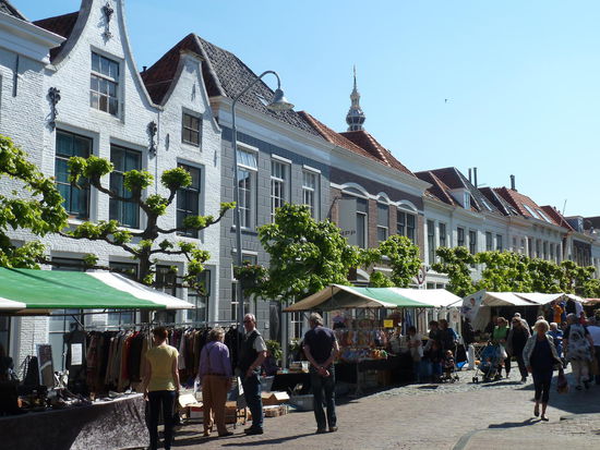 Belebte Geschäftsstrassen mit Markttreiben - hinten Rathausturm
