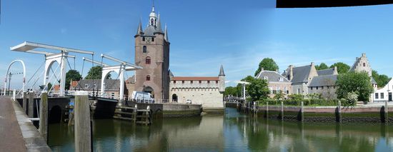 das malerische Südhafentor mit Ziehbrücke von außen
