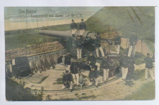 historisches Foto einer Geschützanlage