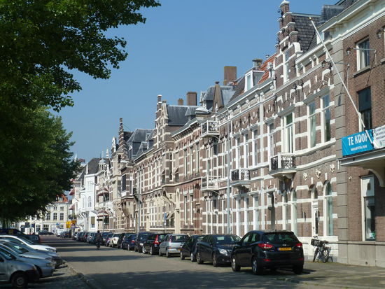 die Häuserfront am Kanalweg läßt sofort den niederländischen Charakter erkennen