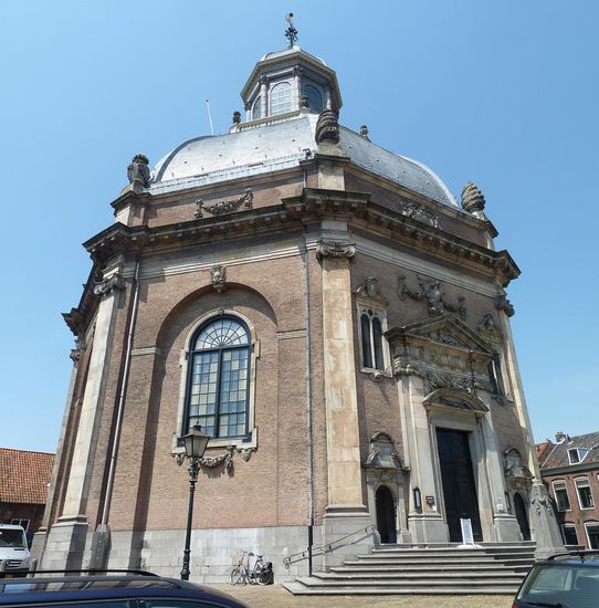 Oostkerk (Ostkirche) ist eine achteckige Kuppelkirche (1664-1667).