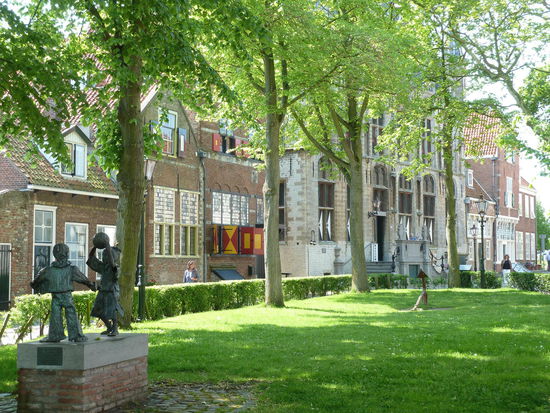 der begrünte ovale Platz ist gesäumt von mittelalterlichen Häusern -  hier sind zwar auch Boutiqen und Souvenirshops, aber mit 'erlesenerem' Sortiment.