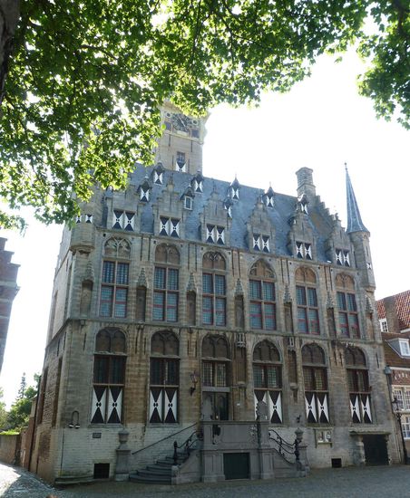 das historische Rathaus ( zw. 1474 und 1517) spiegelt den ehemaligen Reichtum der Stadt wider