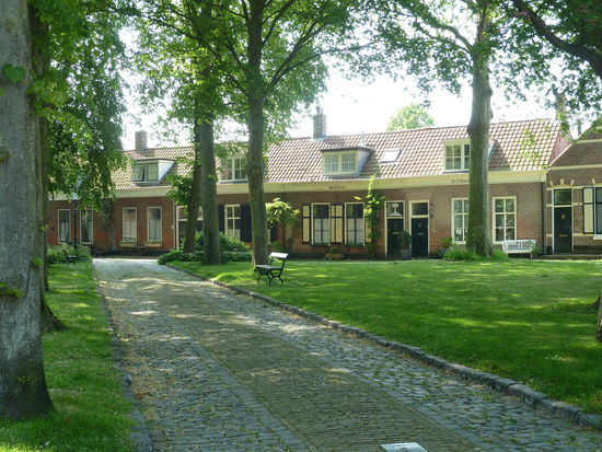 am Beguinenhof haben die Bewohner mit Fantasie 'Dekorationen' 'installiert'