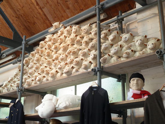 Massenproduktion eines Wollhändlers - auf Nachfrage wurde uns erklärt dass die 'Stapelware' Vorbestellungen für den Winter seien.