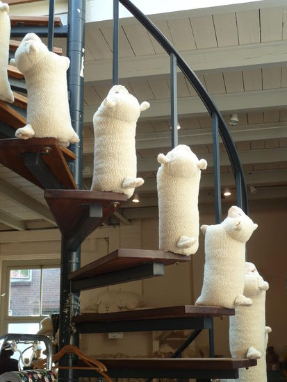 die Schafskissen lassen sich mittels Klettverschluß zu einem Kuscheltier verwandeln.