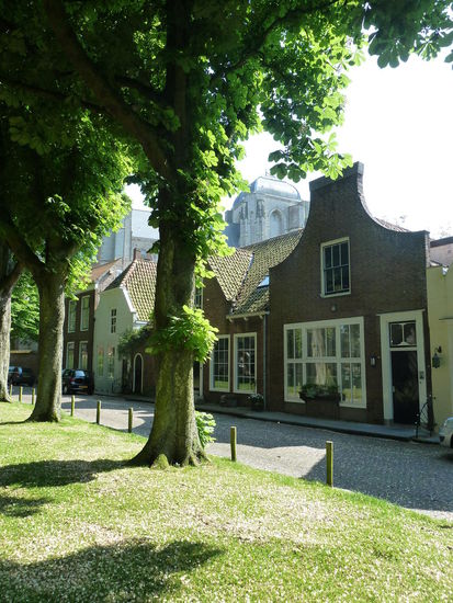einzig die große Kirche (im Hintergrund) paßt irgendwie nicht zum Ort