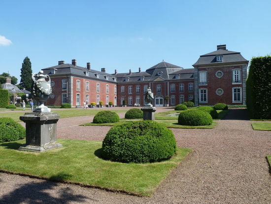 Die Rückfront öffnet sich zu einem 60 ha großen Landschaftspark