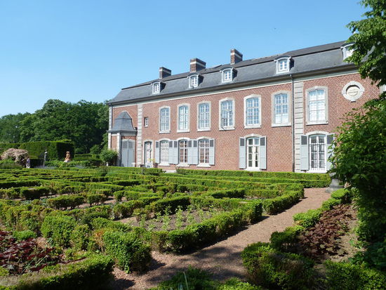 neben dem Schloßgebäude liegen gepflegte Rabatte mit Gemüse