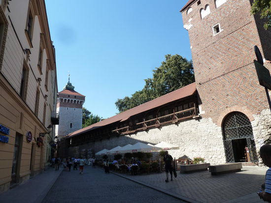 wir betreten die Altstadt an den Resten der alten Befestigung