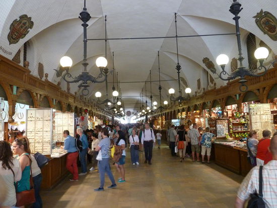 das Innere des imposanten Gebäudes ist schnell 'abgehakt', da es heute 'nur' Souvenirshops enthält.