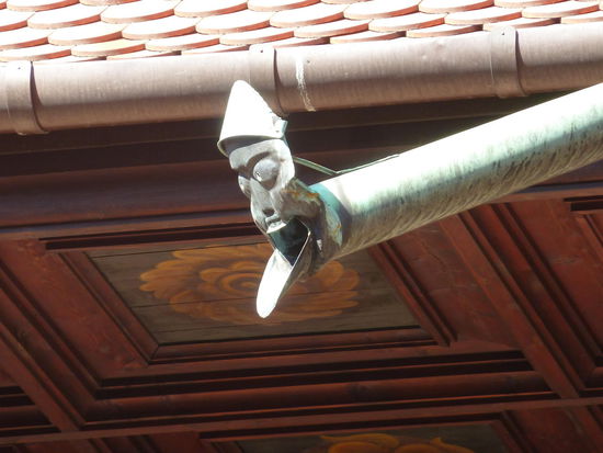 verspielte Regenrinnen im Innenhof