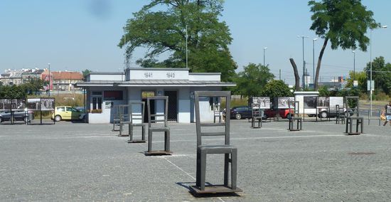 Installation von 70 Stühlen auf dem Platz der Helden des Ghettos