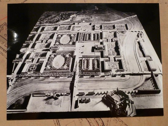 und das Bild von gigantischen Plänen zur Gestaltung eines Stadtviertels am Weichselufer - wie es die Nazi-Architektur von Speer auch in zahlreichen anderen Städten vorsah