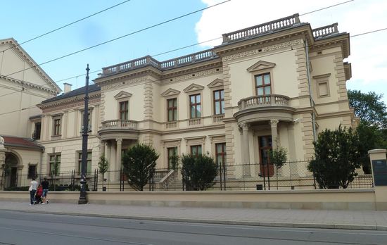 Palac Hutten-Czapskich mit Tierskulpturen - ulica Pilsudskiego 12