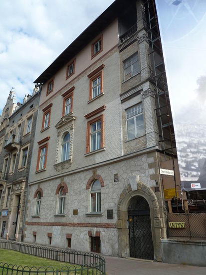 im Eckhaus hat der Architekt selbst gewohnt, leider ist der runde Turm des Treppenhauses eingehüllt