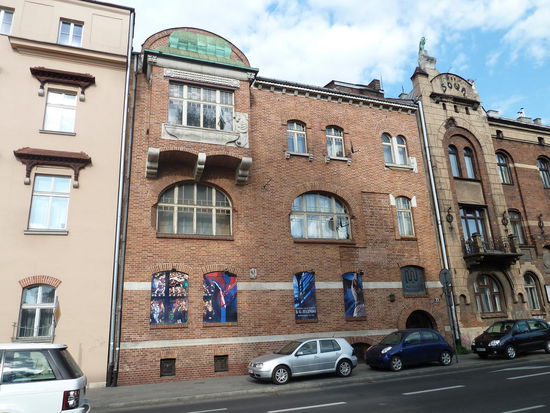 Backstein, Asymmetrie und Vermischung verschiedener Stile deuten auf seinen Lehrmeister