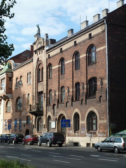 im rechten Nachbarhaus ist das Buntglasmuseum untergebracht -1906-1907 von Ludwik Wojtycko erbaut
