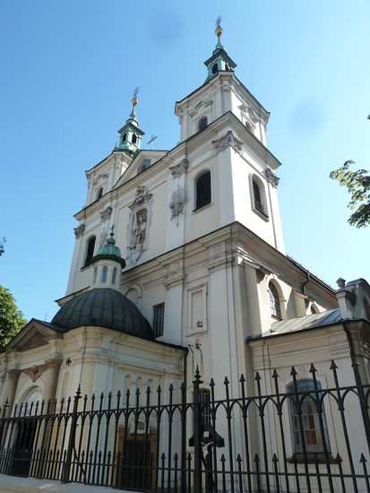 im 15.Jh. umgebaut - 1655 erneut durch Feuer zerstört - Rokoko-Stil im Inneren aus dem späten 17. Jh.  und barocker Altar