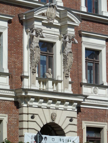 Karyatiden über dem Haupteingang