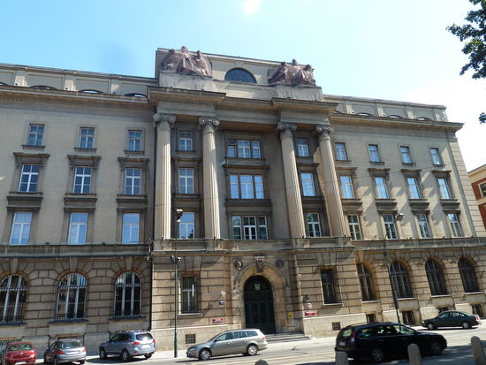 der neoklassizistische Palast der polnischen Nationalbank ist wegen seiner Sulpturen an der Fassade an der ul. Basztowa bemerkenswert