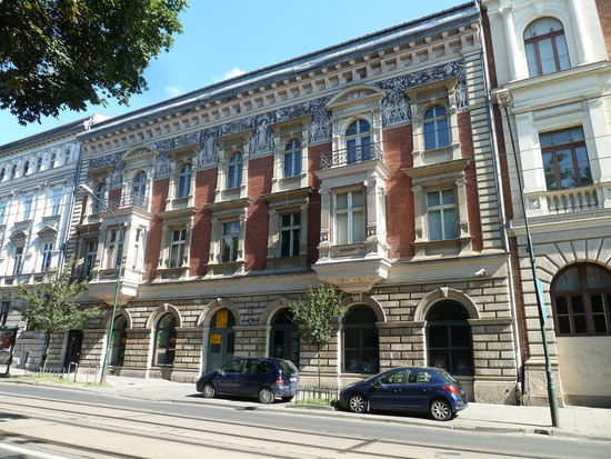 überhaupt sind Häuser an dieser Stadt großzügig und meist vollständig im alten Stil restauriert