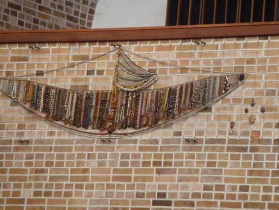 aus gespendeten Bernsteinketten wurde christliche Symbole gefertigt