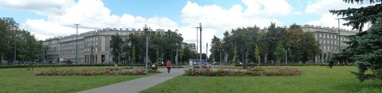 der Hauptplatz - Plac Centralny- Schnittpunkt von 5 großen Straßen mit sozialitischen Pracht-Wohnbauten (heute in tristem Grau)