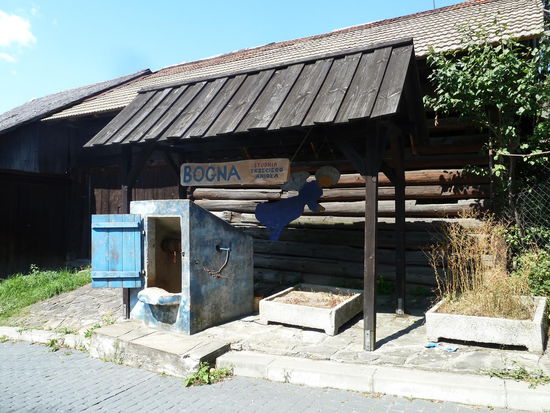 historischer Brunnen  -  der Brunnenschacht ist mit einem kleinen Haus überbaut - die Seilwinde wird  von außen bedient