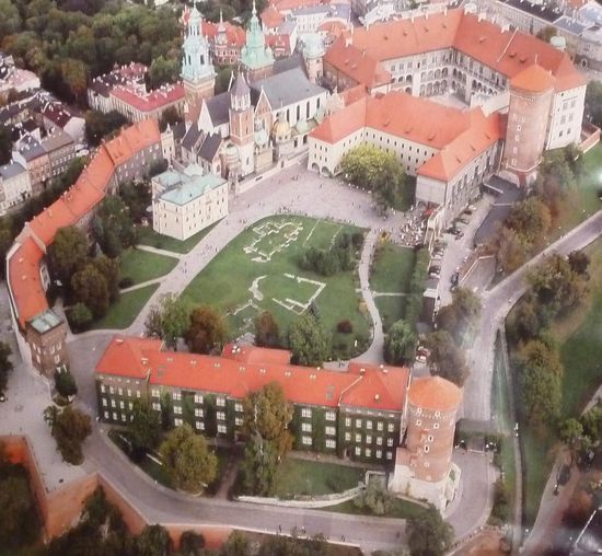 Ein Plakat zeigt eine übersichtliche Luftaufnahme des Komplexes