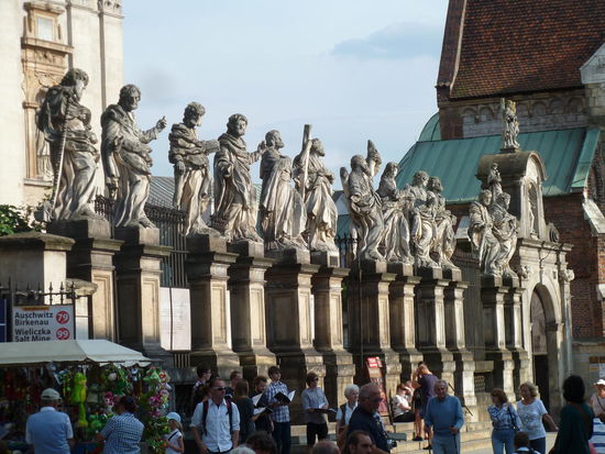 die Skulpturen der zwölf Apostel vor der Kirche 1715-1722 erschaffenen (und zerstörten) sind zwischenzeitlich durch von Kazimierz Jeczmyk gestaltete Kopien ersetzt.