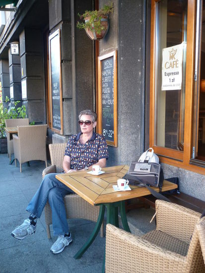 wir sind natürlich zu früh zur Abfahrt bereit, aber in dem von Studenten für Studenten geführten Lokal gab es bis mittags Espresso für 1 zl.!! und dazu noch kostenloses WLan!!