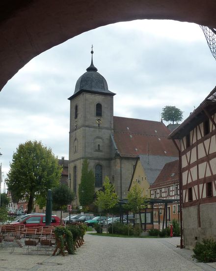 Blick vom unteren Stadttor auf die Stadtpfarrkirche und den Tiefen Brunnen (rechts)