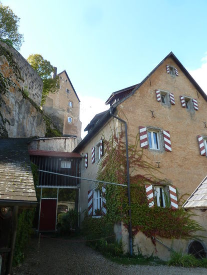 Am Eingang der Burg wird darauf hingewiesen, dass es auch eine Ferienwohnung gibt! Aber es führen 130 Stufen zu ihr hinauf - und die Dame an der Kasse war etwas 'grantig' bei weiteren Nachfragen!