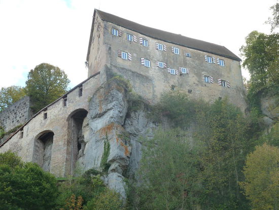 Blick von der Stadt hinauf zur Burg Pottenstein