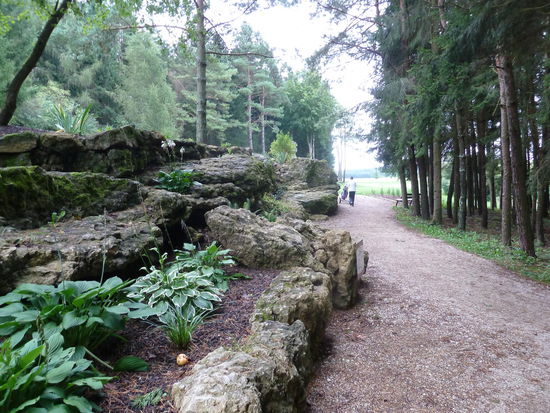 Abschlag Loch 2 - aus dem Wald heraus