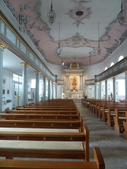 Die hervorragenden Stuckdecken des Kirchenraums sind das letzte Zeugnis des Bayreuther Rokoko.