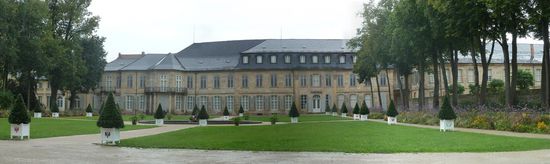 recht schmucklose Fassade des Neuen Schlosses